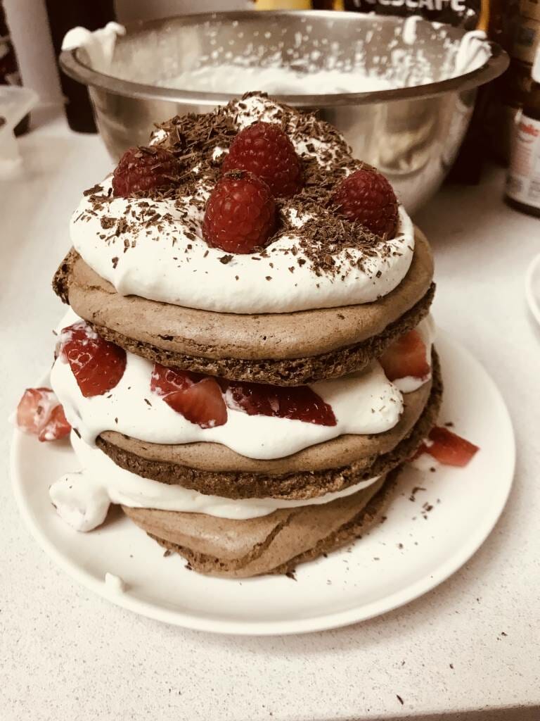 Gâteau meringue chocolat, crème fouettée et fruits rouges