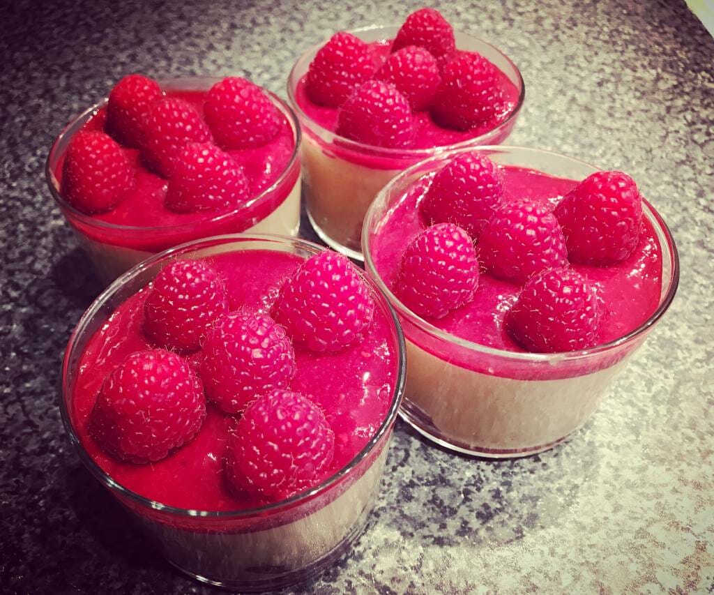 Mousse chocolat blanc, framboises et biscuits roses de reims