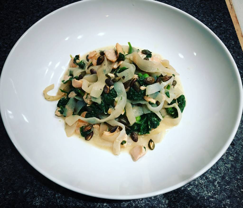 Kishimen de konjac épinards saumon et graines de courges torréfiées