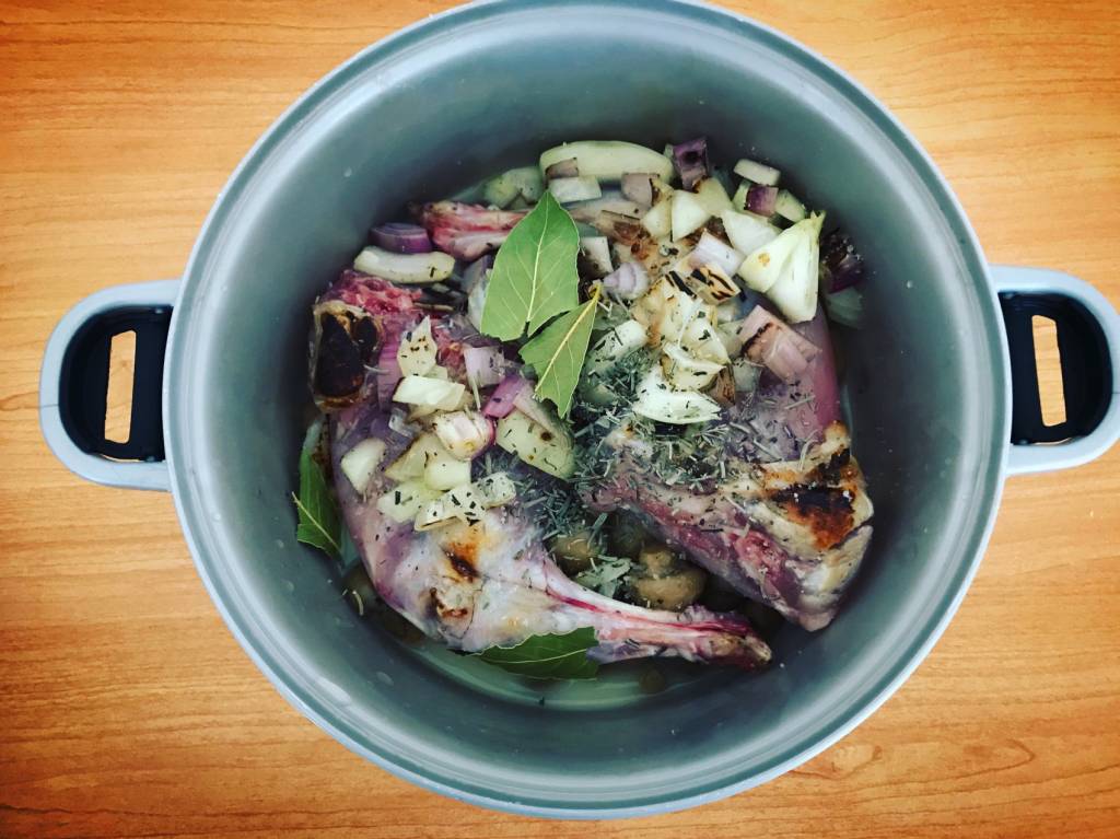Cuisses de lapin sauge, laurier, romarin et champignons