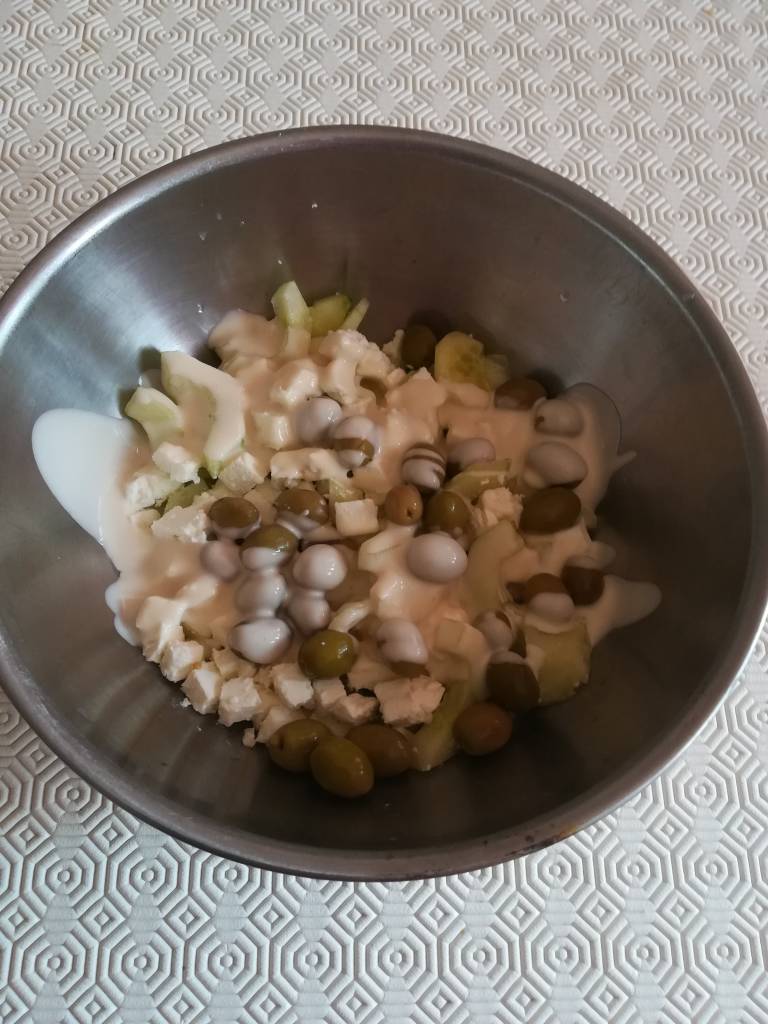 Salade concombre et feta et olives
