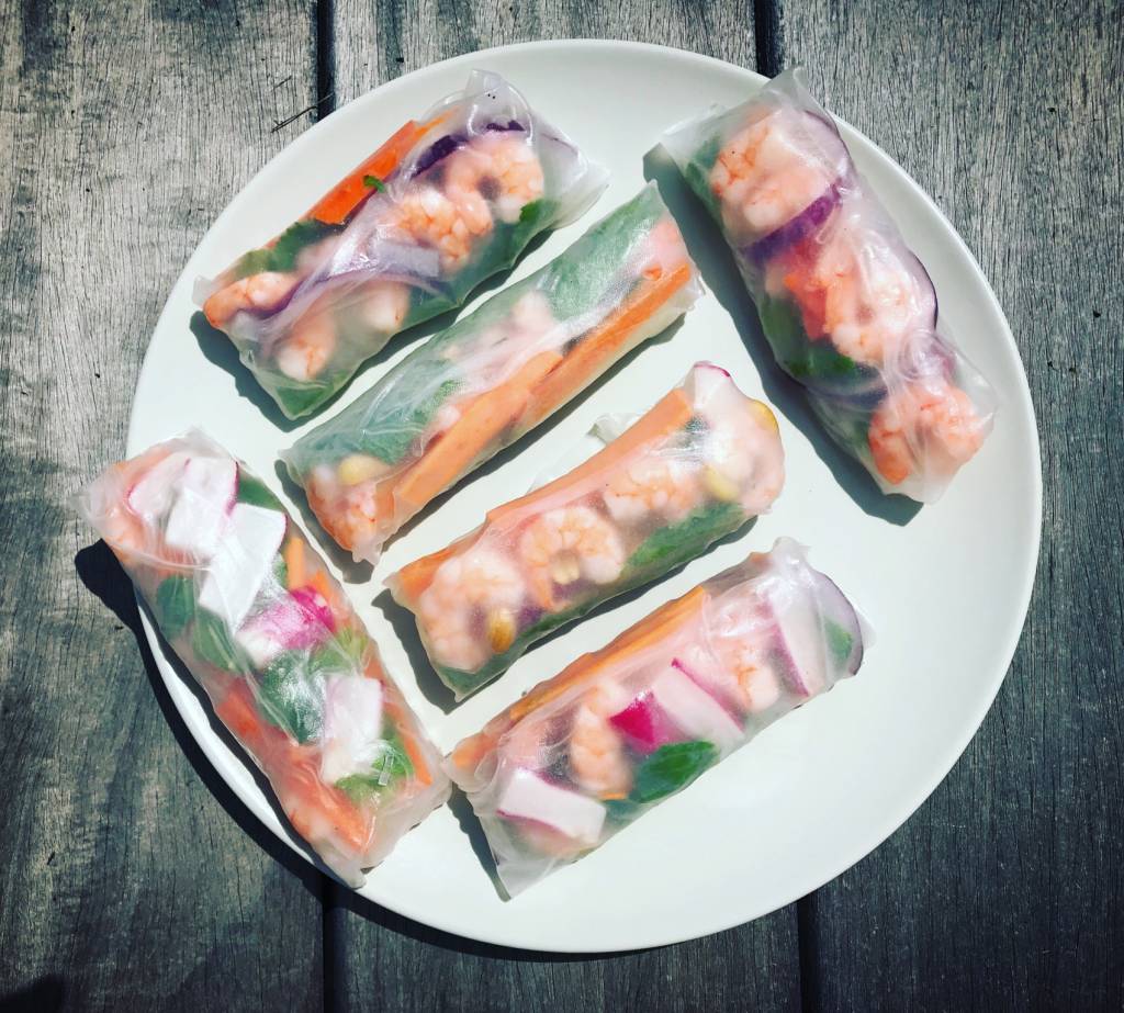 Rouleaux de printemps crevettes crudités